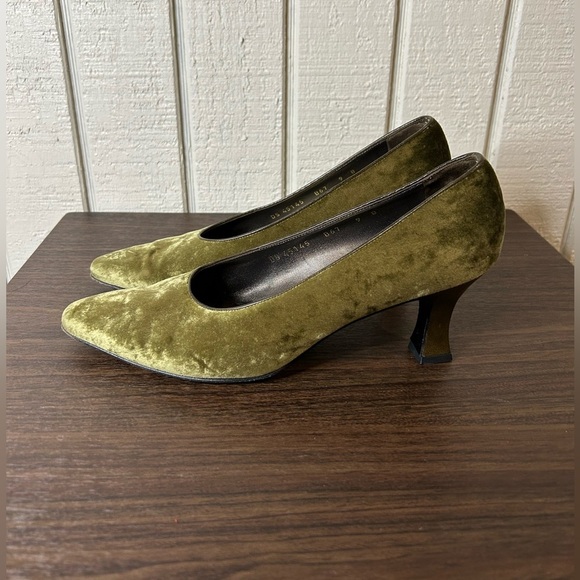 Salvatore Ferragamo Green Textured Classic Pumps, size 9B. Some wear on soles. - Picture 5 of 7